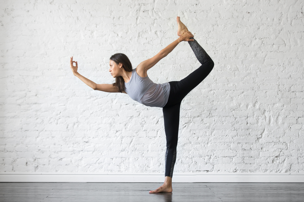 Các tư thế yoga tốt cho vùng cơ thắt lưng: Dancer Pose - Natarajasana