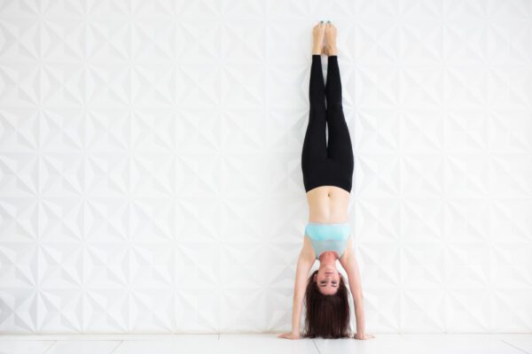 Mách bạn tuyệt chiêu chinh phục tư thế handstand trong yoga