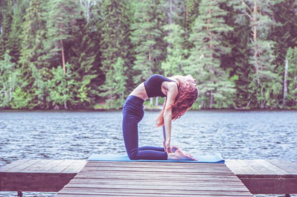 Bất ngờ với 9 lợi ích tuyệt vời của tư thế con lạc đà trong yoga