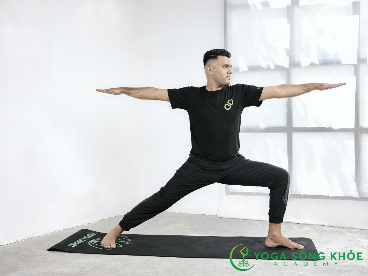 Warrior Pose 2 là tư thế yoga hỗ trợ điều trị bệnh Parkinson