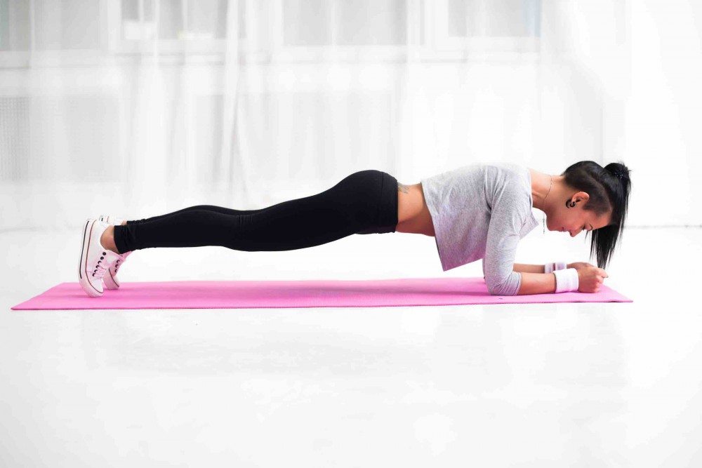Yoga tăng tự tin: Forearm plank – low plank