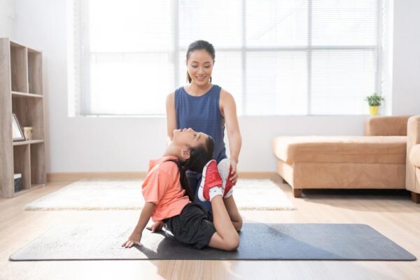Cùng mẹ tìm ra bí quyết để trẻ yêu thích tập yoga